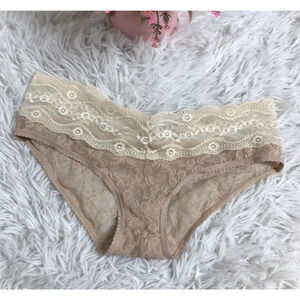b.tempt'd by Wacoal Beige Lace Kiss Hipster Panty Underwear Cheeky Sz US S-5